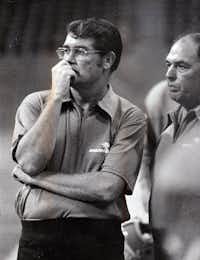 Former North Texas coach Hayden Fry was a mater motivator who helped prepare his team for its showdown with SMU in 1977.
